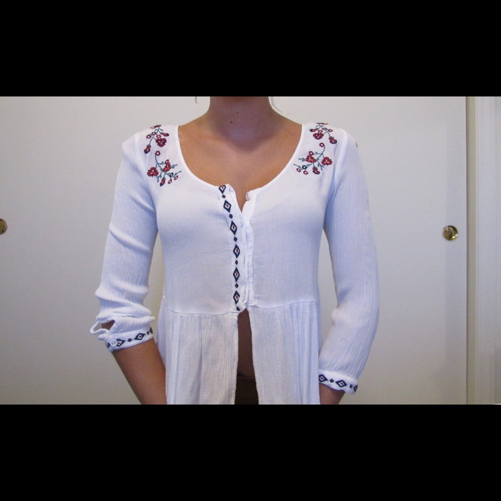 White crop hi-low shirt